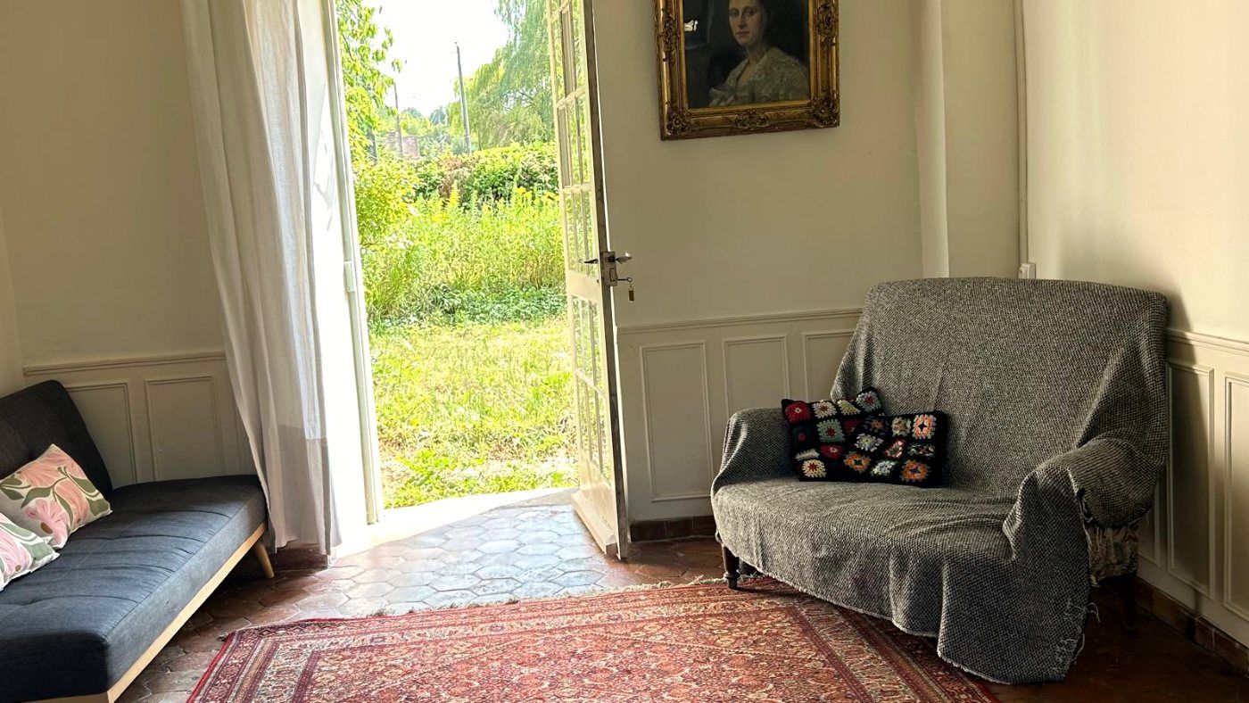 Une porte ouverte sur le jardin du Fort de Challeau