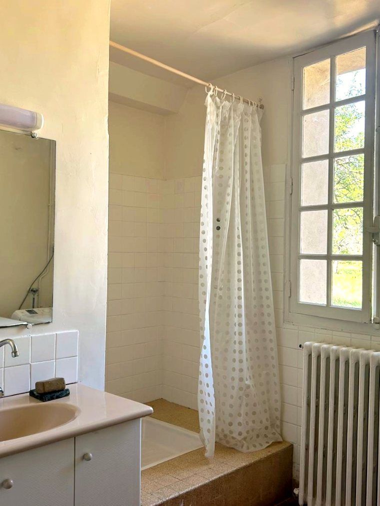 Une salle de bain, fenêtre sur les champs