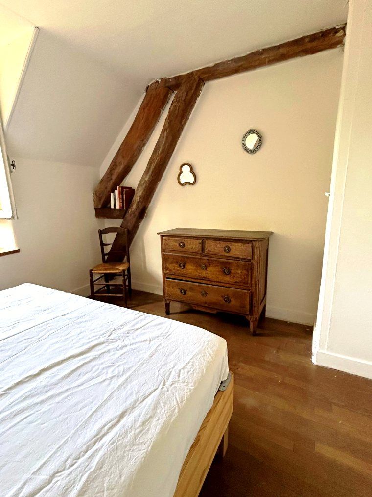 Une chambre sous les combles et sa commode en noyer