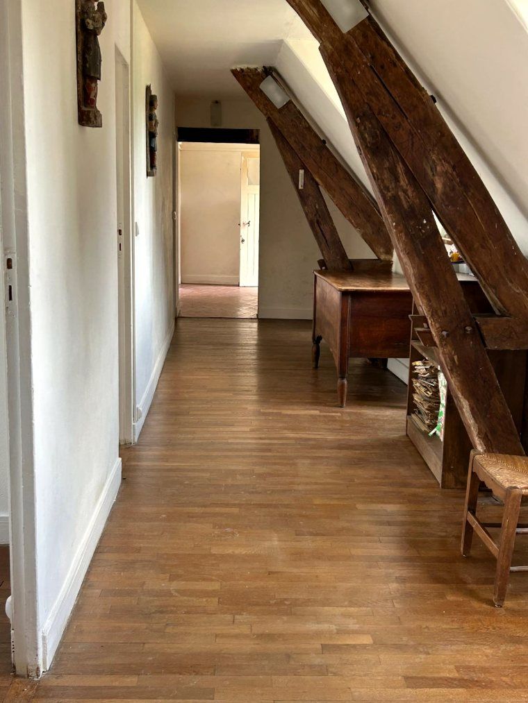 Le couloir de l’étage sous les charpentes nues