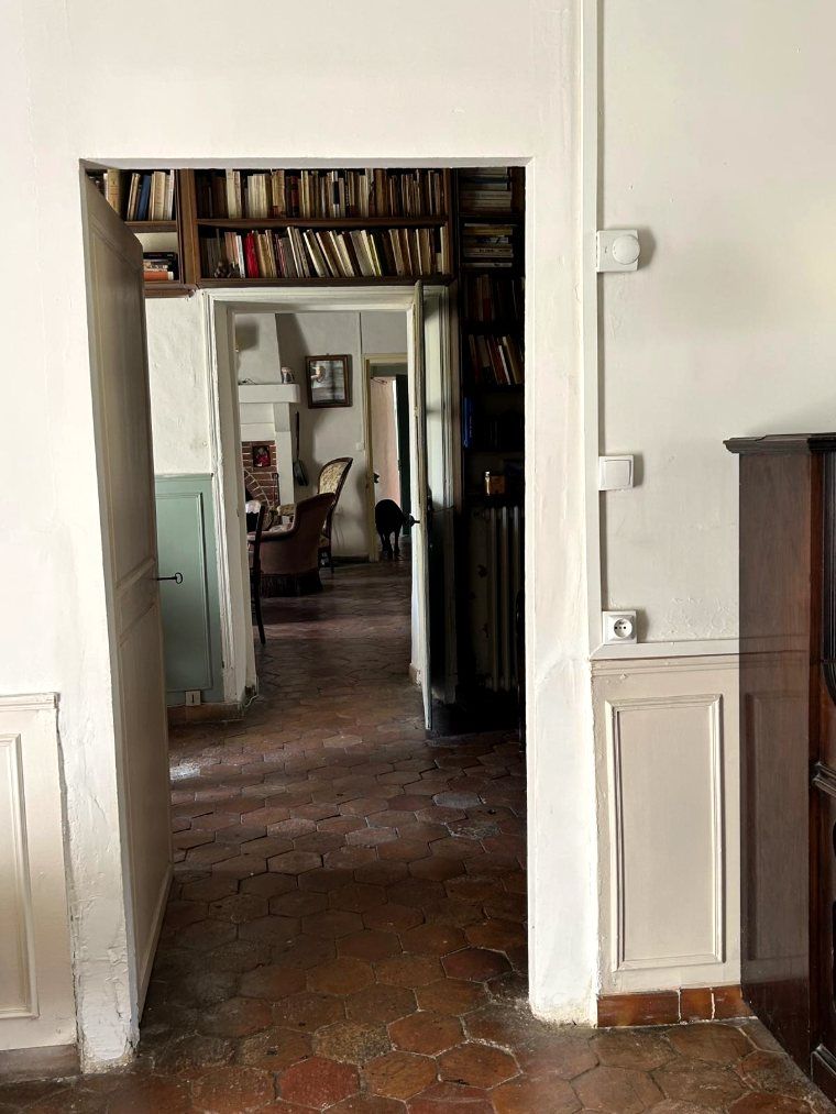 Les portes en enfilade, sur les tomettes hexagonales