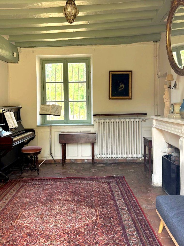 Le salon de musique, son tapis rouge et son miroir doré