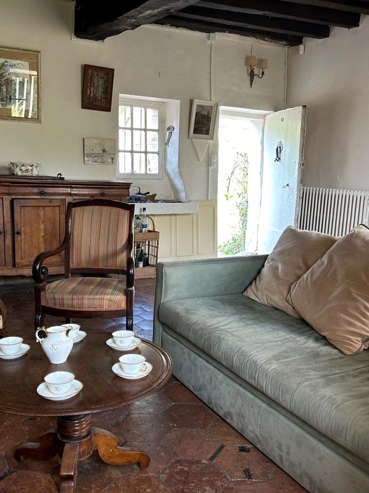 Le salon, dressé pour le thé