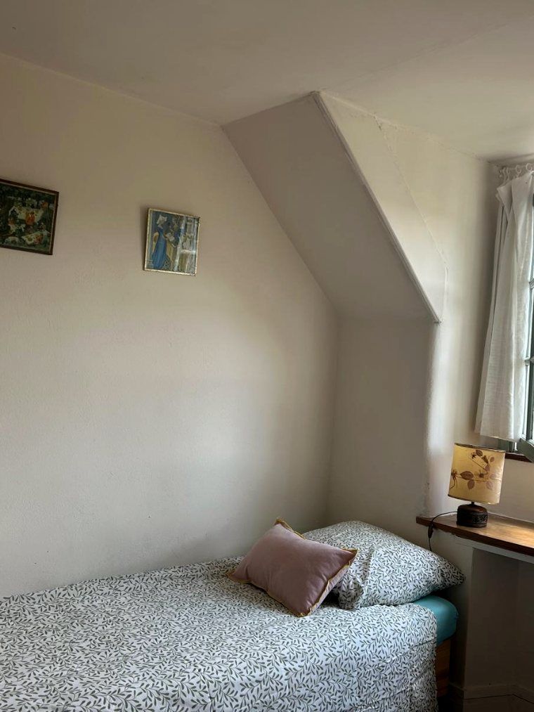 Une petite chambre simple, fenêtre sur le jardin