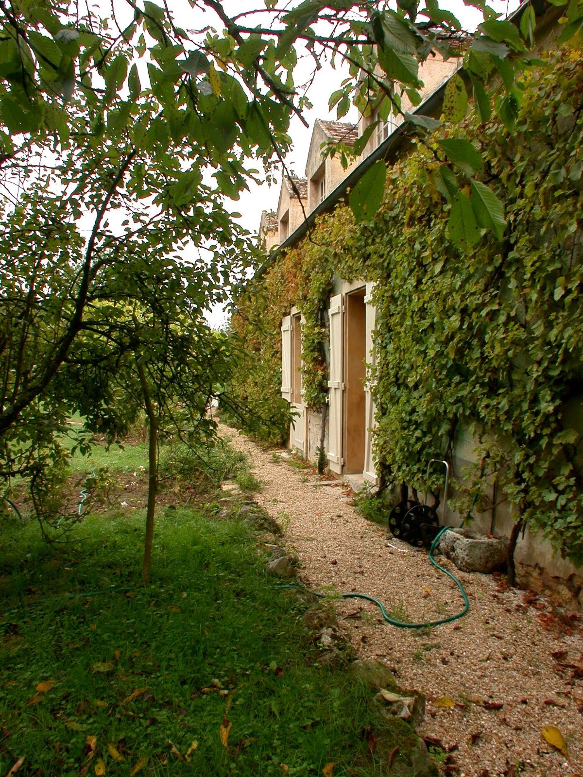 L’allée de gravier le long de la façade