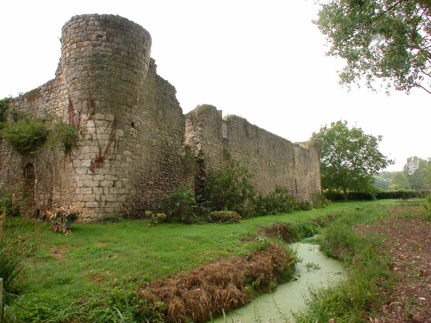 Les remparts au bord des douves