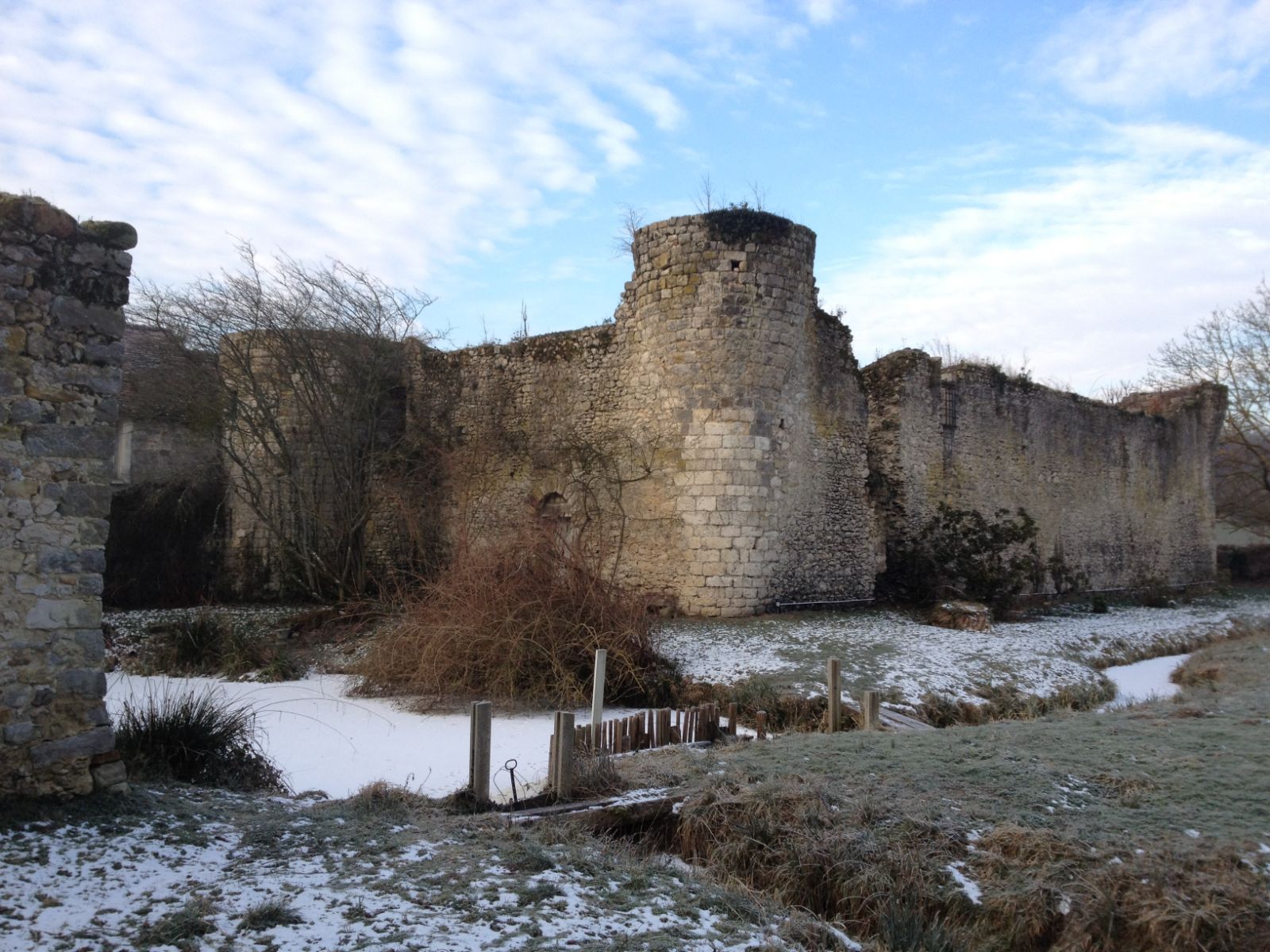 Les remparts au-dessus des douves gelées