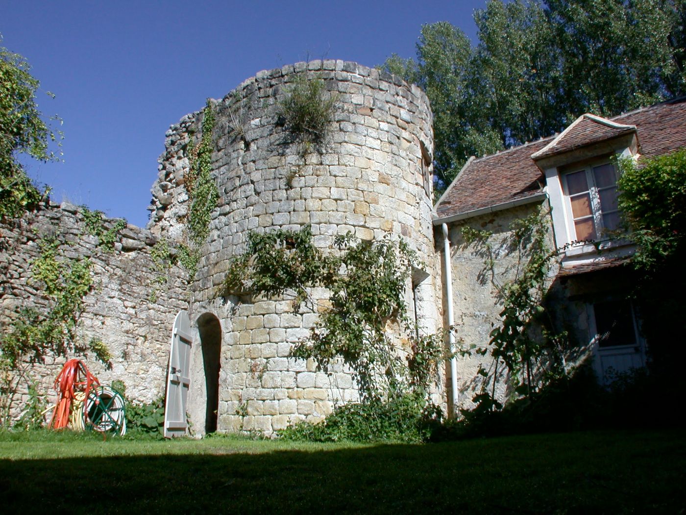 La tour et la maison sous un ciel d’été