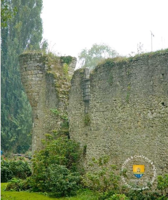 La tour d’angle du Fort de Challeau et sa muraille couverte de lierre