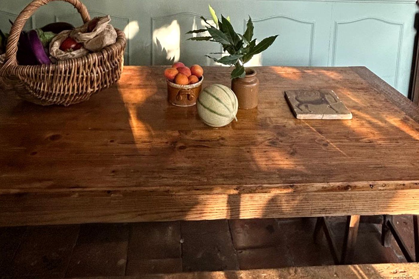 Panier de légumes, abricots et melon sur la table de la cuisine