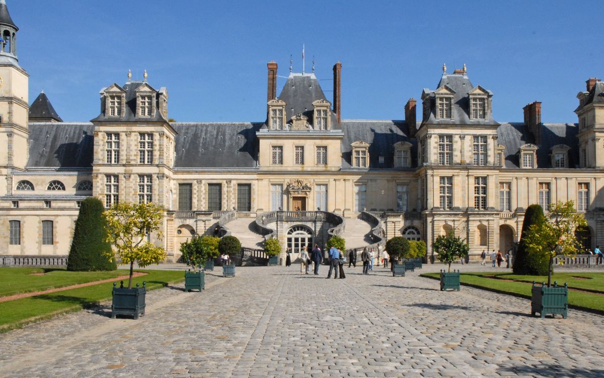 La cour du Cheval-Blanc et l’escalier en fer à cheval du château de Fontainebleau