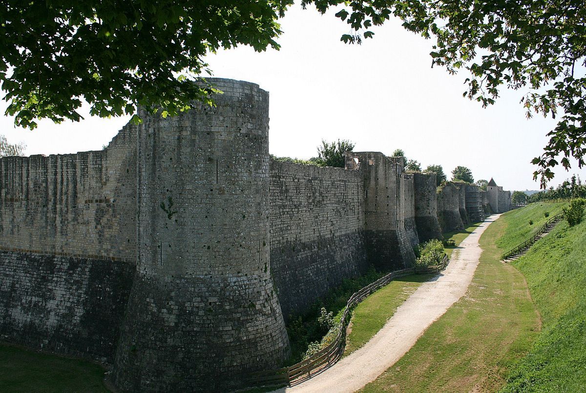 Les remparts et la porte Saint-Jean de Provins