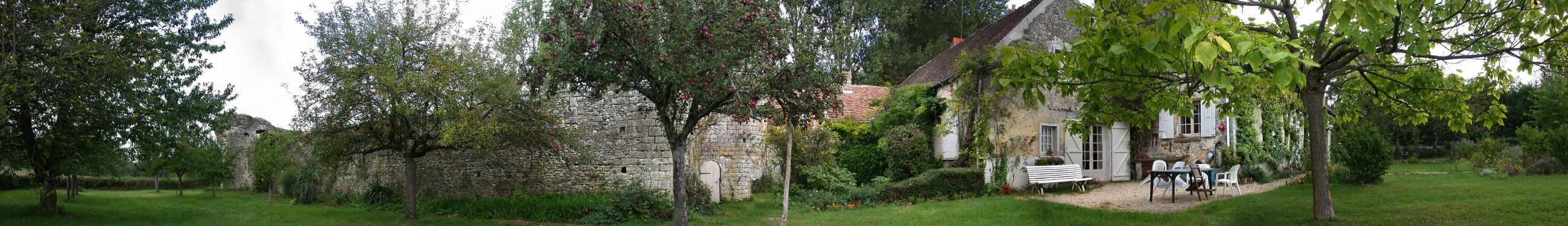 Panorama du jardin : les remparts, la maison, la terrasse et les pommiers