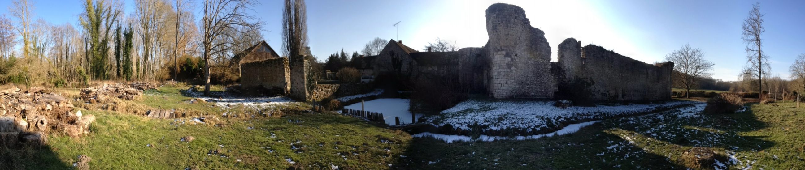 Les remparts, les douves gelées et la maison sous la neige